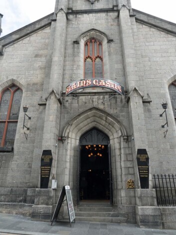Puben ligger i det som en gang har vært en kirke. (Foto: Georg Mathisen) Puben ligger i det som en gang har vært en kirke. (Foto: Georg Mathisen)