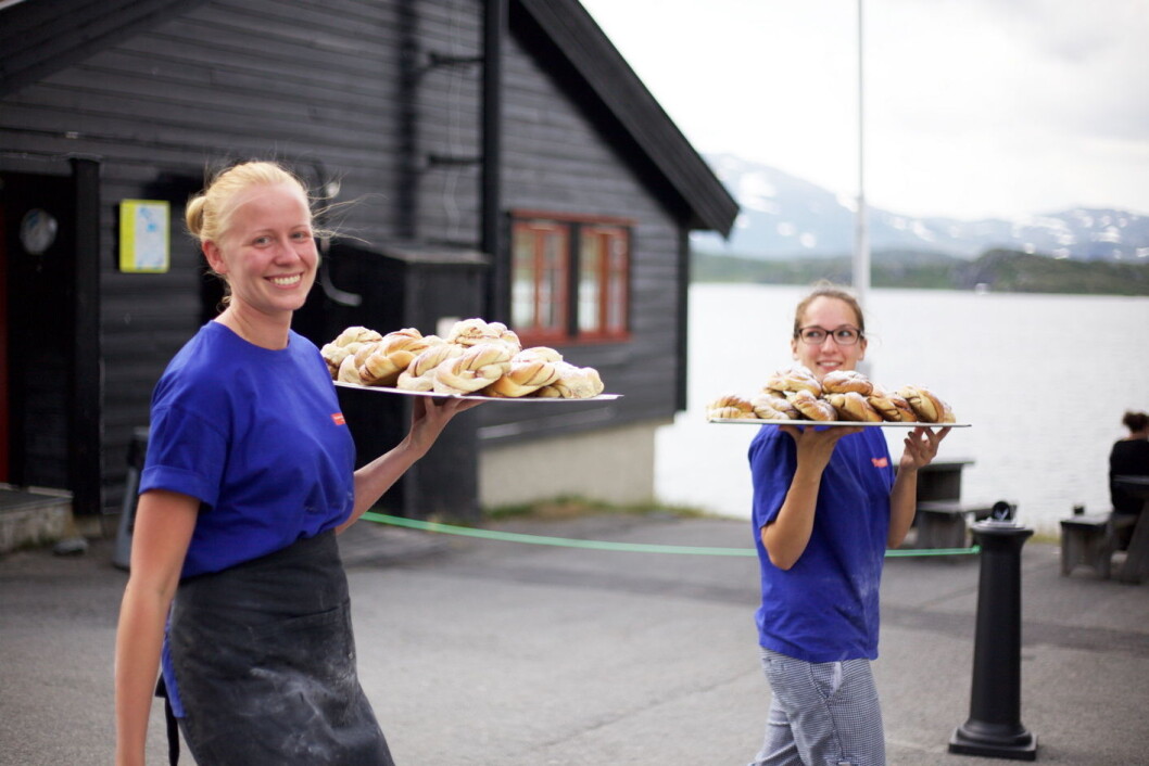 Ulrika Toftered og Anna Fischer iler over til Nansenstua med nystekte munnfuller. Snart ligger de på disken og roper på oss. (Foto: Lise Bjelland) Ulrika Toftered og Anna Fischer iler over til Nansenstua med nystekte munnfuller. Snart ligger de på disken og roper på oss. (Foto: Lise Bjelland)