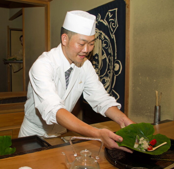 På Miyamasou arbeider kokken rett foran gjestene. Løsningen er uvanlig på en japansk ryokan, der maten vanligvis serveres på rommet. (Foto: Georg Mathisen) På Miyamasou arbeider kokken rett foran gjestene. Løsningen er uvanlig på en japansk ryokan, der maten vanligvis serveres på rommet. (Foto: Georg Mathisen)