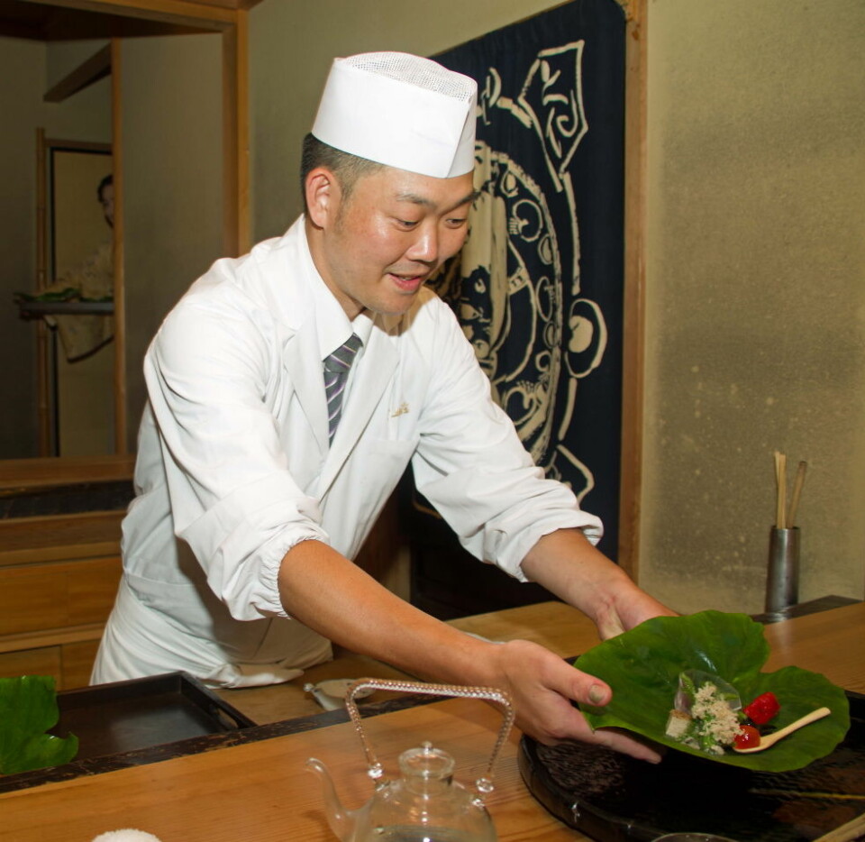 På Miyamasou arbeider kokken rett foran gjestene. Løsningen er uvanlig på en japansk ryokan, der maten vanligvis serveres på rommet. (Foto: Georg Mathisen)