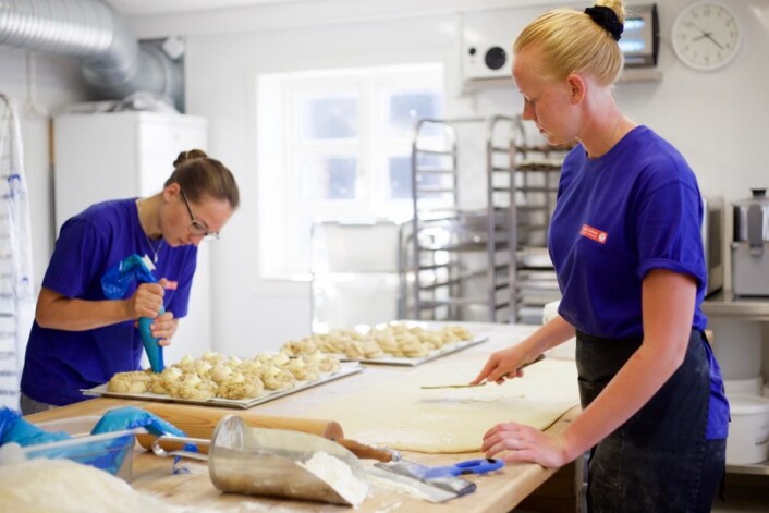 Ulrika Toftered og Anna Fischer i aksjon i bakeriet. (Foto: Lise Bjelland) Ulrika Toftered og Anna Fischer i aksjon i bakeriet. (Foto: Lise Bjelland)