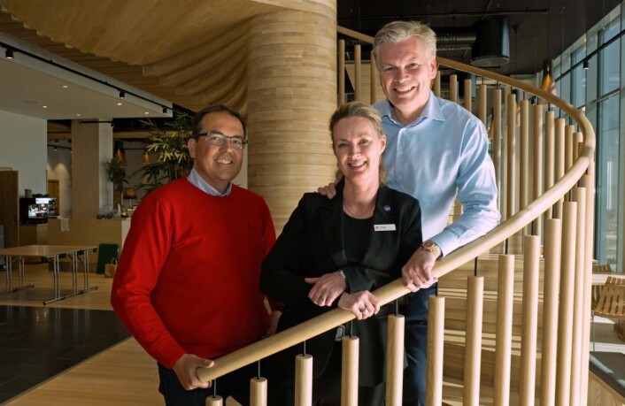 Salgssjef Bjørnar Bråthen (til venstre), hotellsjef Kari K. Liberg og eier Øyvind Frich ønsker velkommen til ro og fred i trehotell. (Foto: Georg Mathisen) Salgssjef Bjørnar Bråthen (til venstre), hotellsjef Kari K. Liberg og eier Øyvind Frich ønsker velkommen til ro og fred i trehotell. (Foto: Georg Mathisen)