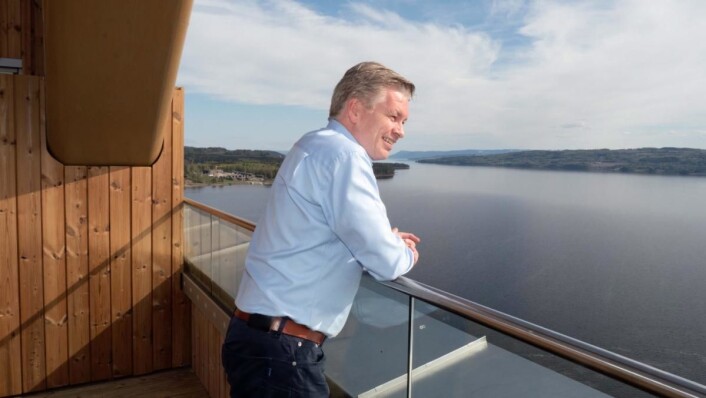 Øyvind Frich skuer utover Mjøsa fra Mjøstårnet. (Foto: Georg Mathisen) Øyvind Frich skuer utover Mjøsa fra Mjøstårnet. (Foto: Georg Mathisen)