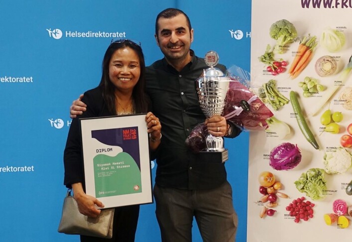 Siyamak Nemati, Kiwi XL Strømsø var storfornøyd med tittelen Årets ambassadør 2019. Her sammen med sin frukt- og grøntansvarlige Zheny. (Foto: Opplysningskontoret for frukt og grønt) Siyamak Nemati, Kiwi XL Strømsø var storfornøyd med tittelen Årets ambassadør 2019. Her sammen med sin frukt- og grøntansvarlige Zheny. (Foto: Opplysningskontoret for frukt og grønt)