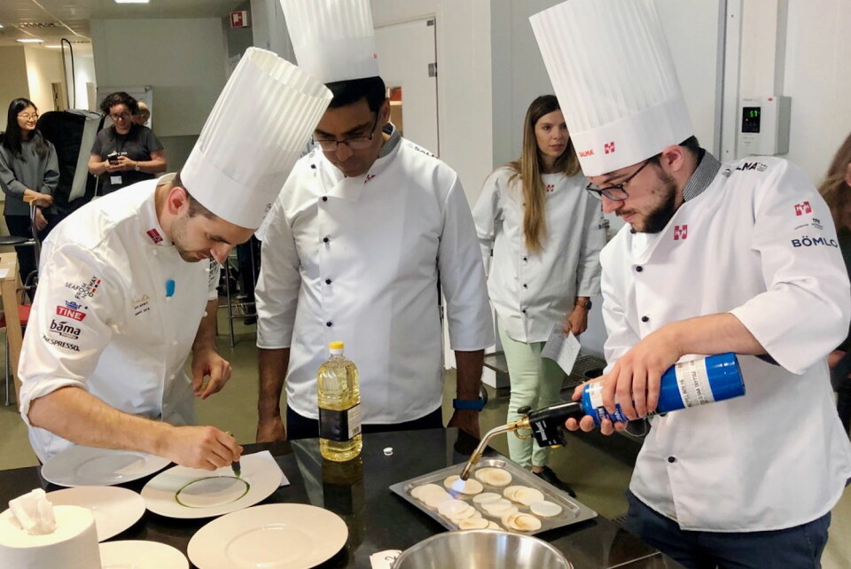 Filip August Bendi (til venstre) hjalp Vishy Anand og Maxime Vachier-Lagrave til gull i kokkekonkurransen i Stavanger i dag. (Foto: Stiftelsen Årets kokk)