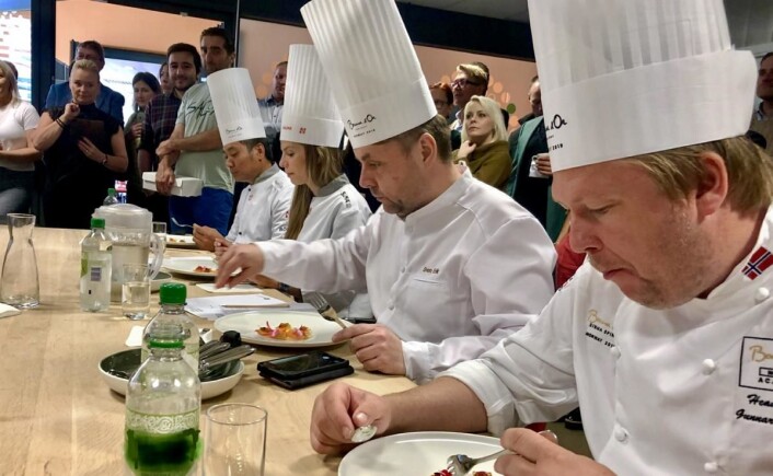 Dommerne: Fra høyre Gunnar Hvarnes, Sven Erik Renaa, Anemoné Kulczak og Roger Asakil Joya. (Foto: Stiftelsen Årets kokk) Dommerne: Fra høyre Gunnar Hvarnes, Sven Erik Renaa, Anemoné Kulczak og Roger Asakil Joya. (Foto: Stiftelsen Årets kokk)