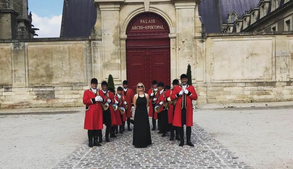 Henriette Batt mottok den prestisjefylte ordenen «Chevalier d'Ordre des Coteaux de Champagne». (Foto: Einar Engelstad AS)