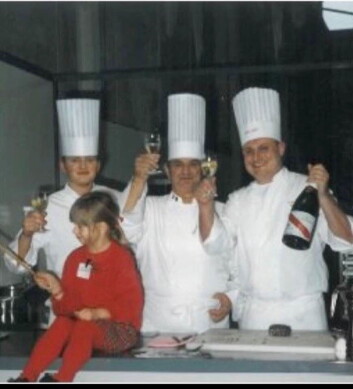 Arne Roksvåg (til venstre) og Bent Stiansen sammen med Paul Bocuse etter seieren i Bocuse d'Or i 1993. (Foto: Bent Stiansens FB-side) Arne Roksvåg (til venstre) og Bent Stiansen sammen med Paul Bocuse etter seieren i Bocuse d'Or i 1993. (Foto: Bent Stiansens FB-side)