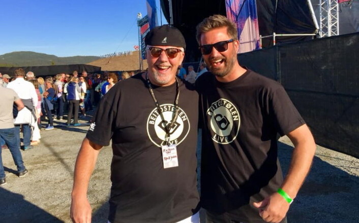To muntre karer kunne notere første utgave av Beitostølen Live som en publikumssuksess. Festivalsjef Atle Dalen (til høyre), og DestinasjonsKirurgenes Bjørn B Jacobsen, som var festivalens PR & pressesjef. (Foto: Beitostølen Live PressCrew) To muntre karer kunne notere første utgave av Beitostølen Live som en publikumssuksess. Festivalsjef Atle Dalen (til høyre), og DestinasjonsKirurgenes Bjørn B Jacobsen, som var festivalens PR & pressesjef. (Foto: Beitostølen Live PressCrew) 