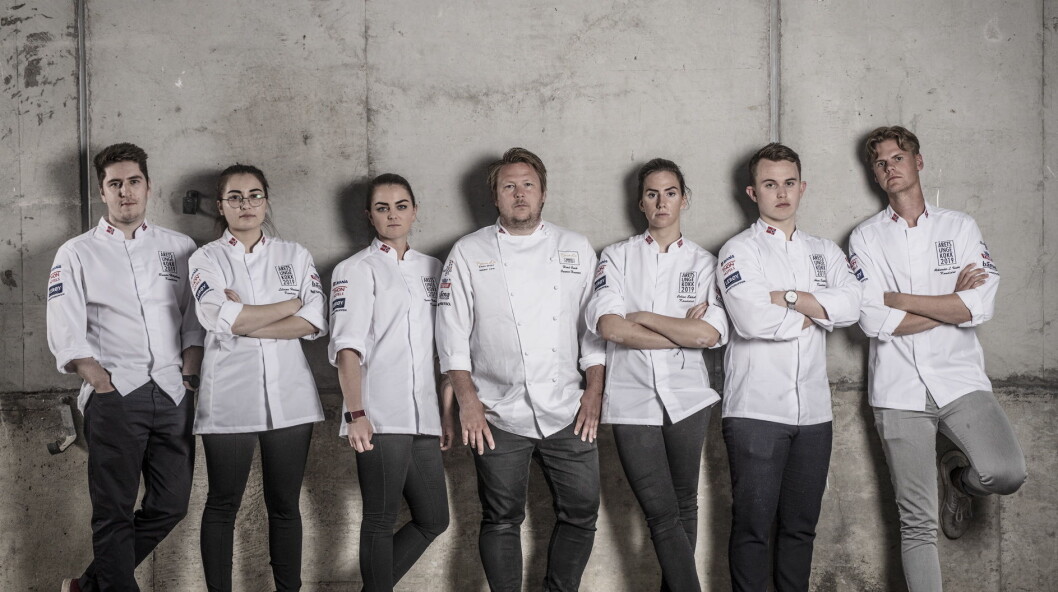 Runar Helgeland (fra venstre), Liliana Haaland, Frida Netland Berge, Celine Ekholt, Aron Espeland og Aleksander Løkkeberg Vartdal (fra venstre) er deltakerne i Årets unge kokk 2019. I midten faglig leder Gunnar Hvarnes. (Foto: Tom Haga) Runar Helgeland (fra venstre), Liliana Haaland, Frida Netland Berge, Celine Ekholt, Aron Espeland og Aleksander Løkkeberg Vartdal (fra venstre) er deltakerne i Årets unge kokk 2019. I midten faglig leder Gunnar Hvarnes. (Foto: Tom Haga)