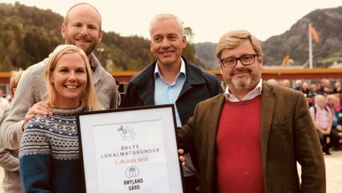 Pernille Vea og Gunnar Sagstuen (til venstre) fra Røyland Gård vant i 2018. Her sammen med kategoridirektør i Meny, Einar Gundersen og Bernt Bucher Johannessen fra Hanen. (Foto: Eli Strand) Pernille Vea og Gunnar Sagstuen (til venstre) fra Røyland Gård vant i 2018. Her sammen med kategoridirektør i Meny, Einar Gundersen og Bernt Bucher Johannessen fra Hanen. (Foto: Eli Strand)