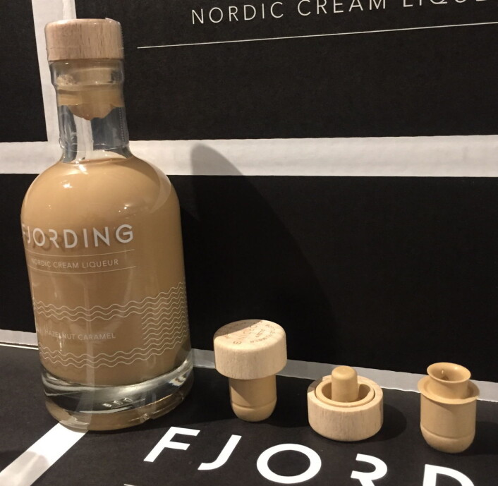 Den lille flasken sammen med den nye korken. (Foto: Fjording) Den lille flasken sammen med den nye korken. (Foto: Fjording)