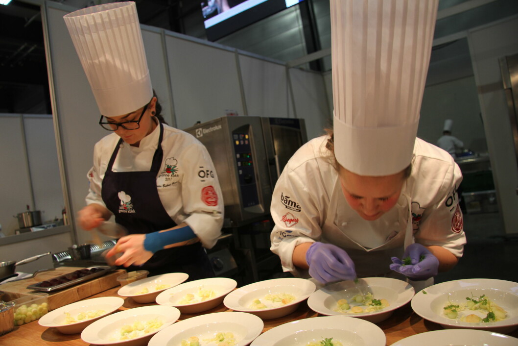 Frida Netland Berge (til venstre) har valgt å trekke seg fra den første utgaven av  «Årets unge kokk». (Foto: Morten Holt)