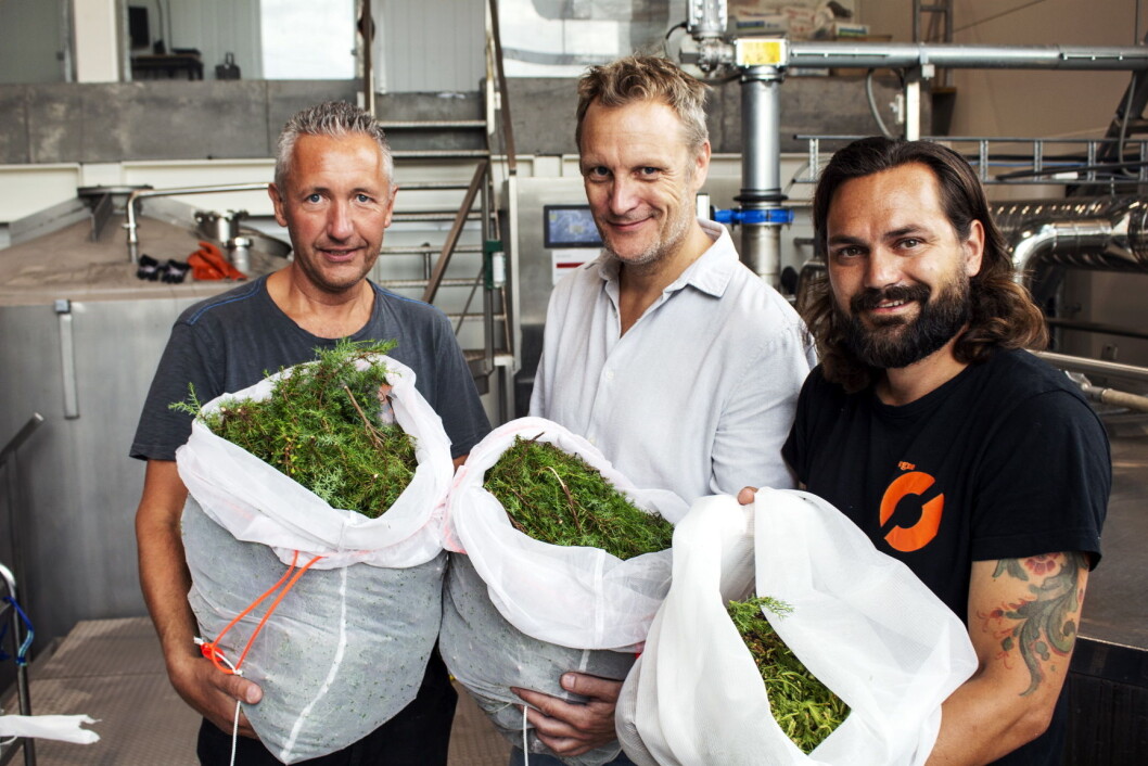 Paul Arvid Håstø (brygger hos Nøgne Ø), bryggerimester Carl Erik Sæther (Hansa) og kreativ leder Edvard Hortemo (Nøgne Ø) med kokeklar einerkvist fra Justøya. (Foto:Hansa/Nøgne Ø) Paul Arvid Håstø (brygger hos Nøgne Ø), bryggerimester Carl Erik Sæther (Hansa) og kreativ leder Edvard Hortemo (Nøgne Ø) med kokeklar einerkvist fra Justøya. (Foto:Hansa/Nøgne Ø)