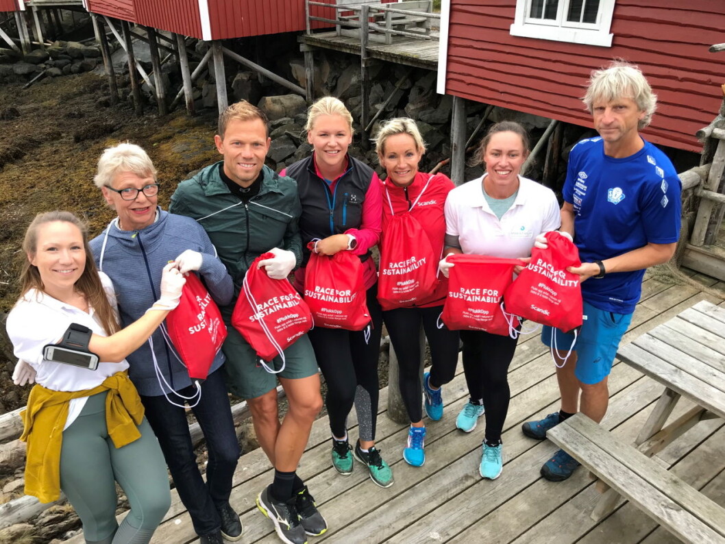 «Plogging» på Scandic Vestfjord Lofoten. Fra venstre Eline Mosand, Grete Bremnes, Thor Hushovd, Gunhild Laundal, Cathrine Kleven, Maria Antonsen og Petter Solli. (Foto: Scandic Hotels) «Plogging» på Scandic Vestfjord Lofoten. Fra venstre Eline Mosand, Grete Bremnes, Thor Hushovd, Gunhild Laundal, Cathrine Kleven, Maria Antonsen og Petter Solli. (Foto: Scandic Hotels)