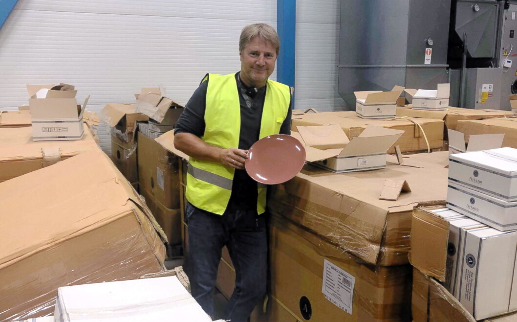 Culina lever for å levere kjøkken og serveringsutstyr. Her har de fått inn en container med nytt porselen, og kolleksjonsansvarlig Ole Terje Søbye er fornøyd. (Foto: Culina) Culina lever for å levere kjøkken og serveringsutstyr. Her har de fått inn en container med nytt porselen, og kolleksjonsansvarlig Ole Terje Søbye er fornøyd. (Foto: Culina)