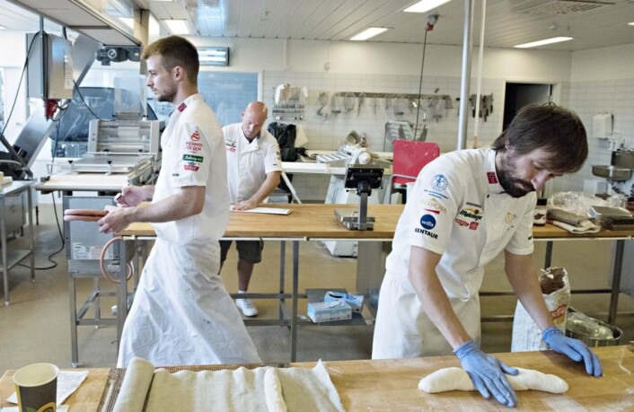 Det norske baker- og konditorlandslaget ligger nå i hardtrening med mål om å bli nordiske baker- og konditormestere. Fra venstre Jonatan Robert Burt, trener Remy Corbet og Fredrik Lønne. (Foto: Jon-Are Berg-Jacobsen, Vest Vind Media) Det norske baker- og konditorlandslaget ligger nå i hardtrening med mål om å bli nordiske baker- og konditormestere. Fra venstre Jonatan Robert Burt, trener Remy Corbet og Fredrik Lønne. (Foto: Jon-Are Berg-Jacobsen, Vest Vind Media)