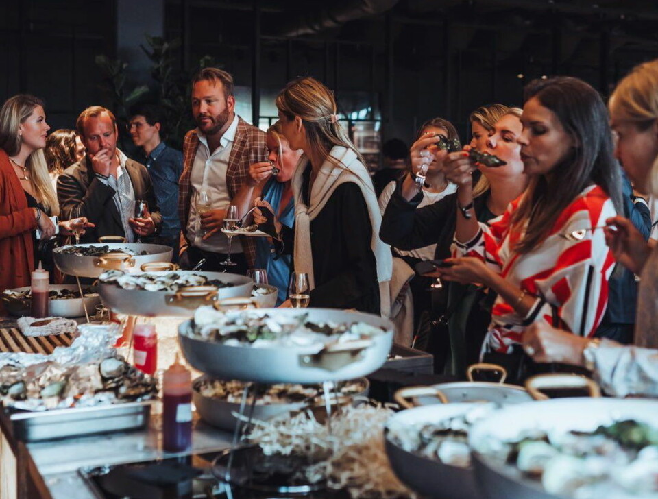 Gjester nyter maten under åpningsfesten. (Foto: Clarion Hotel)