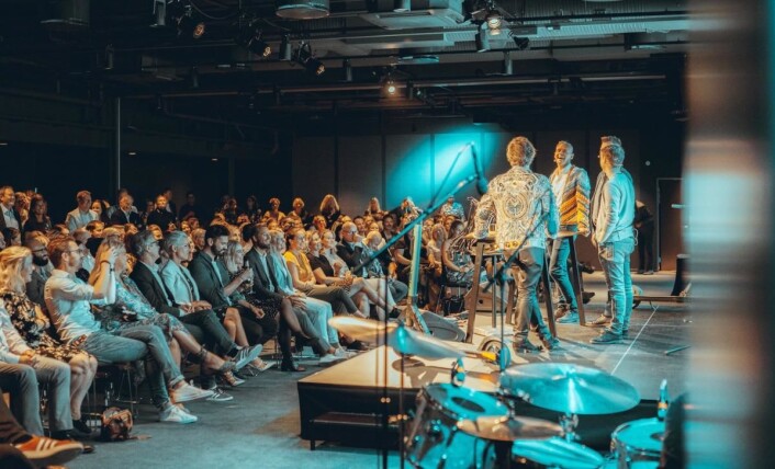 Stormkast-gutta Per Valebrokk og Petter A. Stordalen (også eier av Nordic Choice Hotels) på scenen med gjester. (Foto: Clarion Hotel) Stormkast-gutta Per Valebrokk og Petter A. Stordalen (også eier av Nordic Choice Hotels) på scenen med gjester. (Foto: Clarion Hotel)
