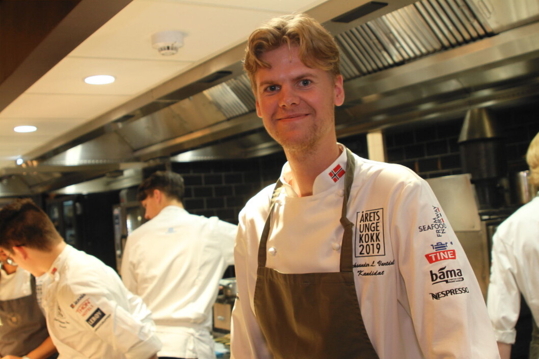 Aleksander Løkkeberg Vartdal er utvilsomt blant de heteste kandidatene til å vinne den første utgaven av Årets unge kokk. (Foto: Morten Holt) Aleksander Løkkeberg Vartdal er utvilsomt blant de heteste kandidatene til å vinne den første utgaven av Årets unge kokk. (Foto: Morten Holt)