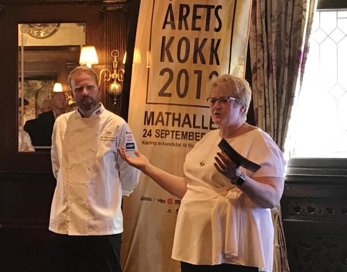 Kulturminister Trine Skei Grande trakk startrekkefølgen i Årets kokk og Årets unge kokk. Her sammen med presidenten i Stiftelsen Årets Kokk (tidligere Bocuse d'Or Norge), Tom Victor Gausdal. (Foto: Morten Holt) Kulturminister Trine Skei Grande trakk startrekkefølgen i Årets kokk og Årets unge kokk. Her sammen med presidenten i Stiftelsen Årets Kokk (tidligere Bocuse d'Or Norge), Tom Victor Gausdal. (Foto: Morten Holt)