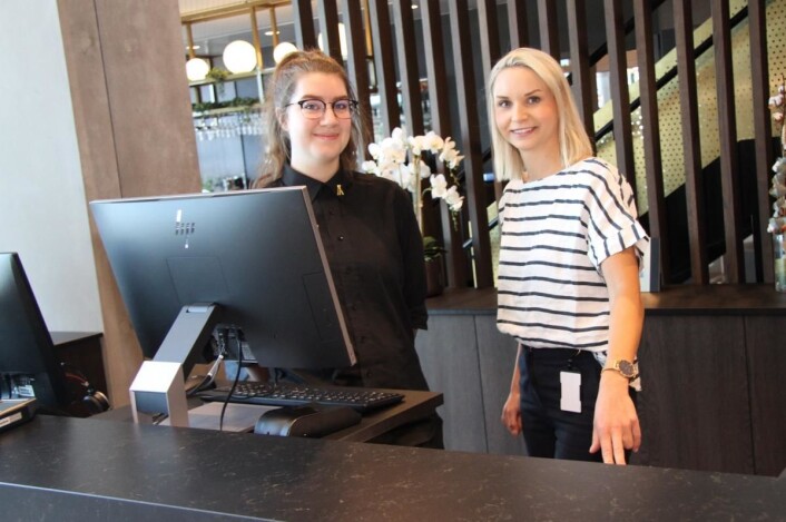 Hotelldirektør Lotte Fredriksen Syltevik sammen med resepsjonsmedarbeider Oda Aanonsen. (Foto: Morten Holt) Hotelldirektør Lotte Fredriksen Syltevik sammen med resepsjonsmedarbeider Oda Aanonsen. (Foto: Morten Holt)