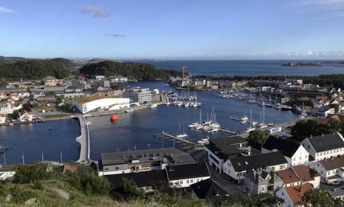 Mandal Hotel - midt i bildet. Aller bakerst i horisonten, Ryvingen fyr. (Foto: Morten Holt) Mandal Hotel - midt i bildet. Aller bakerst i horisonten, Ryvingen fyr. (Foto: Morten Holt)