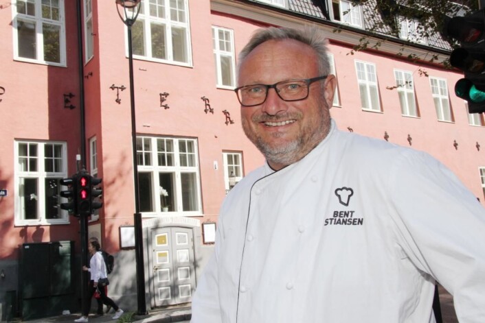 Bent Stiansen foran det historiske bygget. (Foto: Morten Holt) Bent Stiansen foran det historiske bygget. (Foto: Morten Holt)