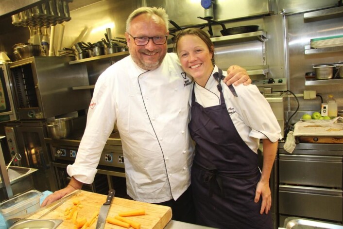 Nina Kristoffersen er kjøkkensjef i Statholderens Mat- & Vinkjeller. Hun har 15 år bak seg i restaurantkonsernet. – Hun er vår helt kreative kraft, og slutter aldri å overraske, sier Bent Stiansen. (Foto: Morten Holt) Nina Kristoffersen er kjøkkensjef i Statholderens Mat- & Vinkjeller. Hun har 15 år bak seg i restaurantkonsernet. – Hun er vår helt kreative kraft, og slutter aldri å overraske, sier Bent Stiansen. (Foto: Morten Holt)