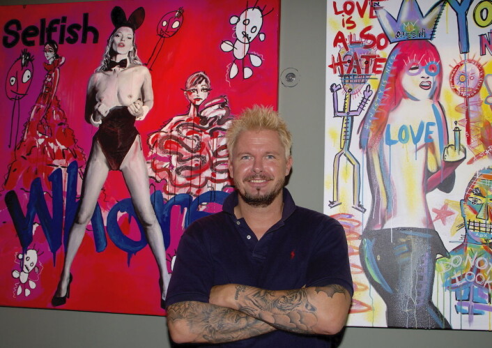 – Jeg liker å provosere litt med bildene mine, sier kunstner Mr. Kling, nærmere bestemt; Werner Kling. Kunstnerens innholdsrike «Pop-art»-kunst vil pryde veggene i de nye lokalene til Bølgen & Moi Gimle de nærmeste månedene. (Foto: Bølgen & Moi) – Jeg liker å provosere litt med bildene mine, sier kunstner Mr. Kling, nærmere bestemt; Werner Kling. Kunstnerens innholdsrike «Pop-art»-kunst vil pryde veggene i de nye lokalene til Bølgen & Moi Gimle de nærmeste månedene. (Foto: Bølgen & Moi)