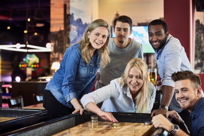 Nylig åpnet O’Learys restaurant i Skien der gjester kan spise burgere mens de spiller bowling og shuffleboard (bildet). (Foto: O'Learys) Nylig åpnet O’Learys restaurant i Skien der gjester kan spise burgere mens de spiller bowling og shuffleboard (bildet). (Foto: O'Learys)