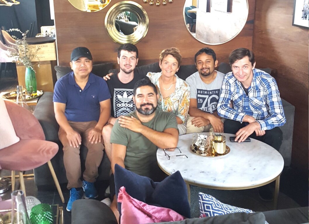 Kurs på restauranten Miss Sophie med lærer Gro S. Helland og kjøkkensjef David Hansson (foran). Foto: Kompetansehuset Neo Kurs på restauranten Miss Sophie med lærer Gro S. Helland og kjøkkensjef David Hansson (foran). Foto: Kompetansehuset Neo