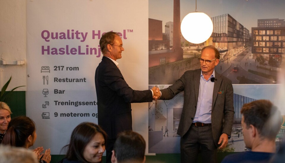 Adm. dir. i Nordic Choice Hotels, Torgeir Silseth og adm. dir. i Höegh Eiendom Eirik Thrygg, avslører navnet på det nye Quality Hotel HasleLinje som åpner i april 2021. (Foto: Quality Hotel)