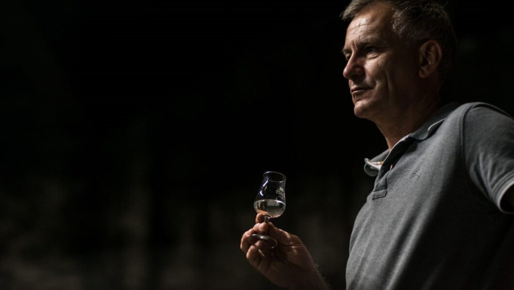 Jean-Philippe Bergier feirer 30 år som kjellermester hos Bache Gabrielsen med å blande en ny konjakk som har fått navnet Cercle. (Foto: Alexis Berg/Bache Gabrielsen) Jean-Philippe Bergier feirer 30 år som kjellermester hos Bache Gabrielsen med å blande en ny konjakk som har fått navnet Cercle. (Foto: Alexis Berg/Bache Gabrielsen)
