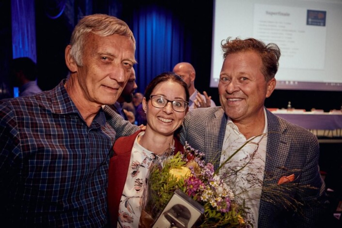 Rolf Heskeland, produktansvarlig i Tine, May- Liss Heggland, produktutvikler i Tine og Arne Hjeltnes som var konferansier under live-finalen i Marmorsalen på Sentralen i Oslo torsdag kveld. (Foto: Helge Brekke) Rolf Heskeland, produktansvarlig i Tine, May- Liss Heggland, produktutvikler i Tine og Arne Hjeltnes som var konferansier under live-finalen i Marmorsalen på Sentralen i Oslo torsdag kveld. (Foto: Helge Brekke)