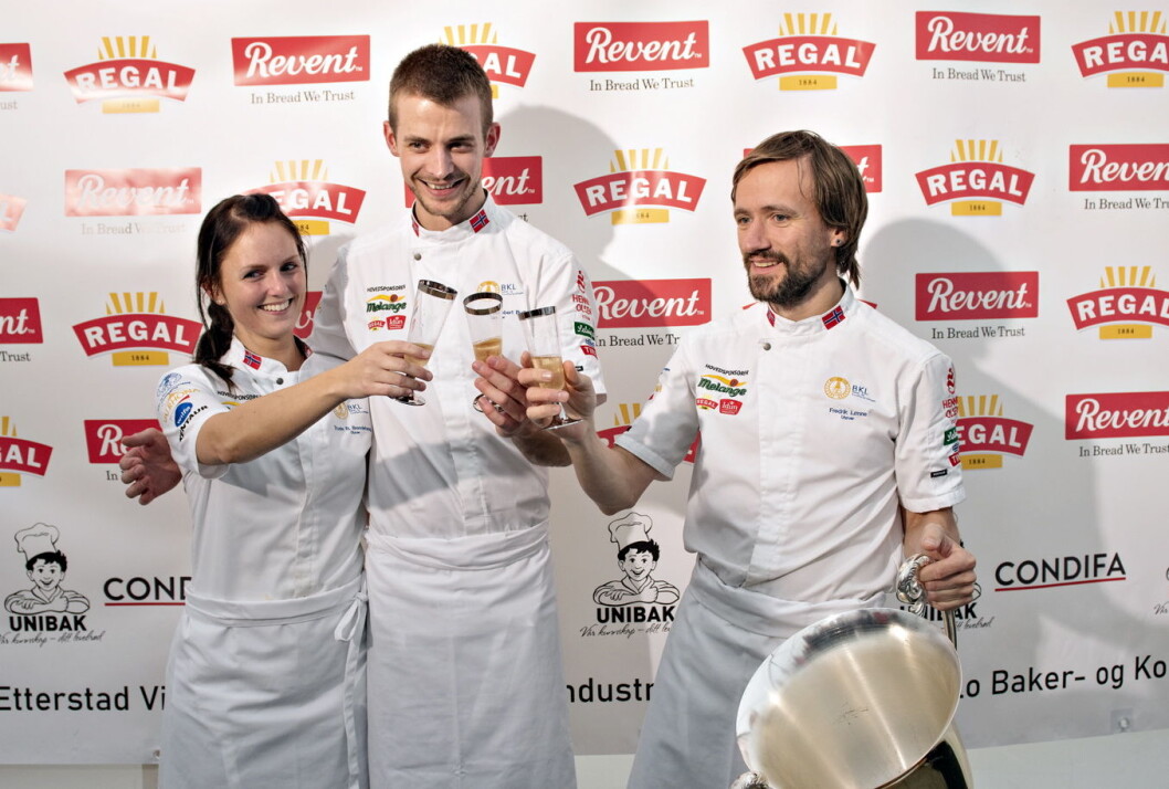 Glade norske bakere tok gull i Nordic Bakery Cup 2019. Det norske vinnerlaget bestod av Trude Beate Brendehaug, Jonathan Burt og Fredrik Lønne. (Foto: BKLF) Glade norske bakere tok gull i Nordic Bakery Cup 2019. Det norske vinnerlaget bestod av Trude Beate Brendehaug, Jonathan Burt og Fredrik Lønne. (Foto: BKLF)