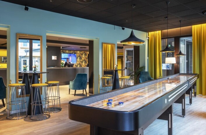 Thon Hotel Maritim har shuffleboard i resepsjonsområdet. (Foto: Thonhotels.no) Thon Hotel Maritim har shuffleboard i resepsjonsområdet. (Foto: Thonhotels.no)