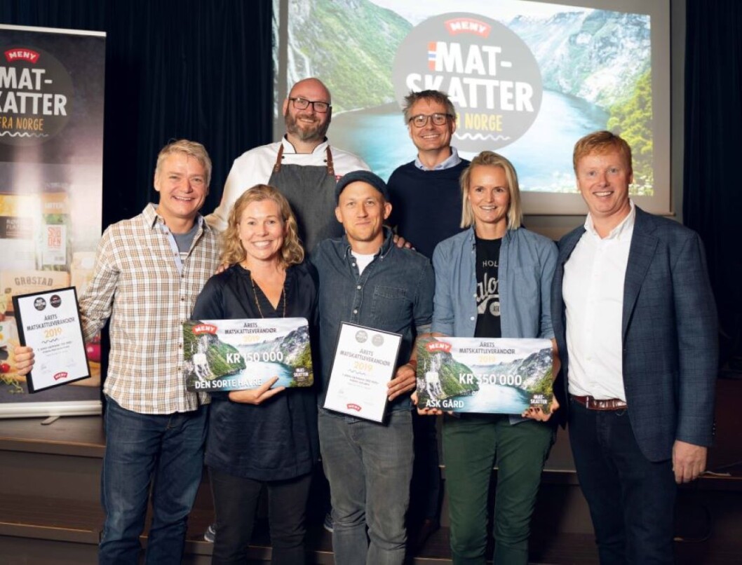 Foran fra v.: Johan og Ingunn Anstenrud (Den sorte havre), Kristoffer Evang og Anne Marte Ruud (Ask gård), Menysjef Vegard Kjuus. Bak fra v.: Espen Lie (Meny) og Eivind Haalien i Norgesgruppen. (Foto: Meny) Foran fra v.: Johan og Ingunn Anstenrud (Den sorte havre), Kristoffer Evang og Anne Marte Ruud (Ask gård), Menysjef Vegard Kjuus. Bak fra v.: Espen Lie (Meny) og Eivind Haalien i Norgesgruppen. (Foto: Meny)