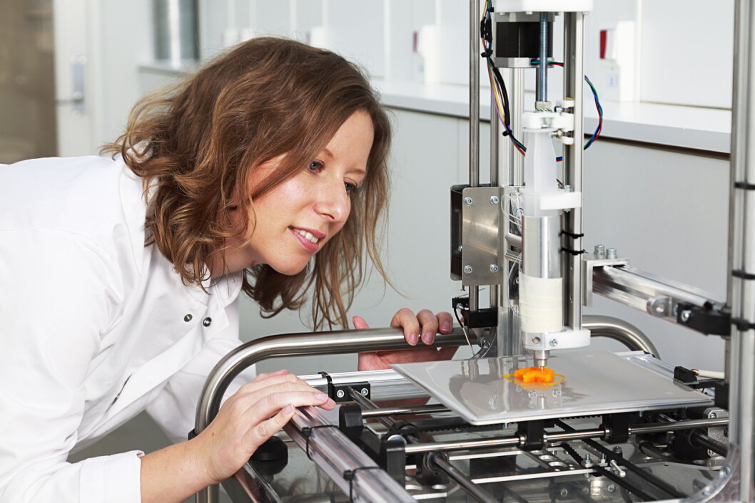 Ved Teknologisk Institut (TI) i Århus i Danmark forskes det på matprinting. Her ser vi fagleder Mia Fiilsøe Falkeborg sammen med en av deres matprintere. (Foto: Teknologisk Institut) Ved Teknologisk Institut (TI) i Århus i Danmark forskes det på matprinting. Her ser vi fagleder Mia Fiilsøe Falkeborg sammen med en av deres matprintere. (Foto: Teknologisk Institut)