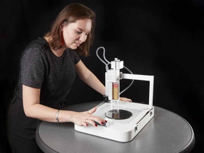 Leder for byFlow, Nina Hoff, demonstrerer matprinteren Focus 3D Food Printer. (Foto: byFlow) Leder for byFlow, Nina Hoff, demonstrerer matprinteren Focus 3D Food Printer. (Foto: byFlow)