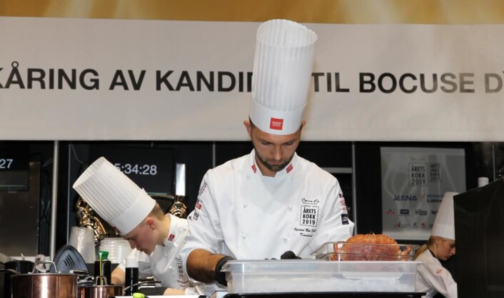 Øyvind Bøe Dalelv i boks 3. Bak skimtes commis Tobias Gabrielsen. (Foto: Heidi Fjelland) Øyvind Bøe Dalelv i boks 3. Bak skimtes commis Tobias Gabrielsen. (Foto: Heidi Fjelland)
