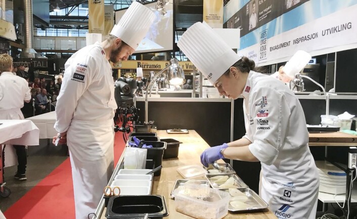 Celine Ekholt konkurrerer nærmest på "hjemmebane". Hun arbeider på Michelin-restauranten Kontrast i Mathallen, og der coach Michael Svensson er kjøkkensjef. Celine Ekholt konkurrerer nærmest på "hjemmebane". Hun arbeider på Michelin-restauranten Kontrast i Mathallen, og der coach Michael Svensson er kjøkkensjef.