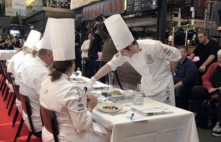 Runar Helgeland, en av deltakerne i Årets unge kokk, serverer saus til juryen. Runar Helgeland, en av deltakerne i Årets unge kokk, serverer saus til juryen.