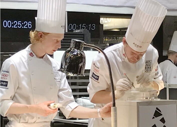 Aleksander Løkkeberg Vartdal, som er kjøkkensjef på Happolati, er en av finalistene i Årets unge kokk. Han assisteres av commis Sebastian Skauen (til venstre), som er lærling på restaurant Rest. Aleksander Løkkeberg Vartdal, som er kjøkkensjef på Happolati, er en av finalistene i Årets unge kokk. Han assisteres av commis Sebastian Skauen (til venstre), som er lærling på restaurant Rest.