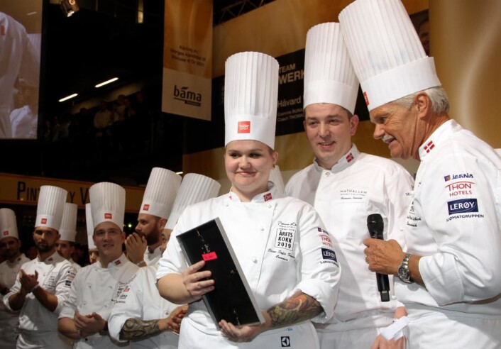 Eline Sofie Sunde, beste commis i Årets kokk 2019. Prisen ble delt ut av Gunnar Jensen og Jens Peter Kolbeck. (Foto: Heidi Fjelland) Eline Sofie Sunde, beste commis i Årets kokk 2019. Prisen ble delt ut av Gunnar Jensen og Jens Peter Kolbeck. (Foto: Heidi Fjelland)