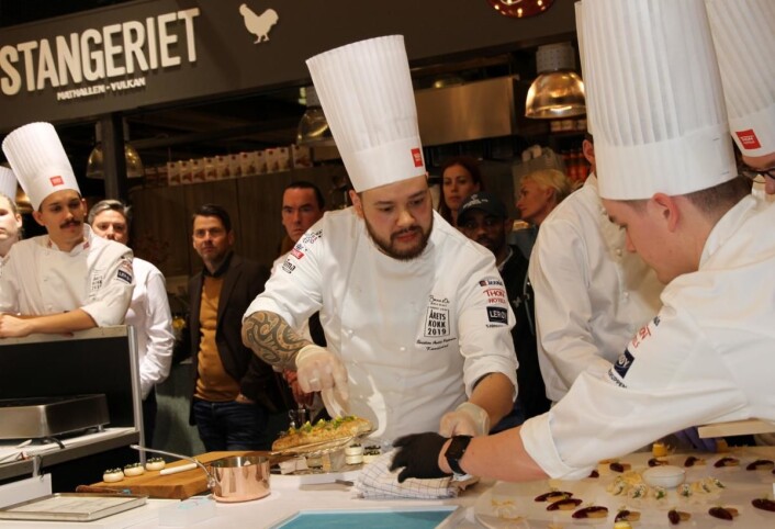 Christian A. Pettersen vant Årets kokk for andre gang på rad, og blir dermed også Norges Bocuse d'Or-deltaker i 2020 og 2021. (Foto: Heidi Fjelland) Christian A. Pettersen vant Årets kokk for andre gang på rad, og blir dermed også Norges Bocuse d'Or-deltaker i 2020 og 2021. (Foto: Heidi Fjelland)