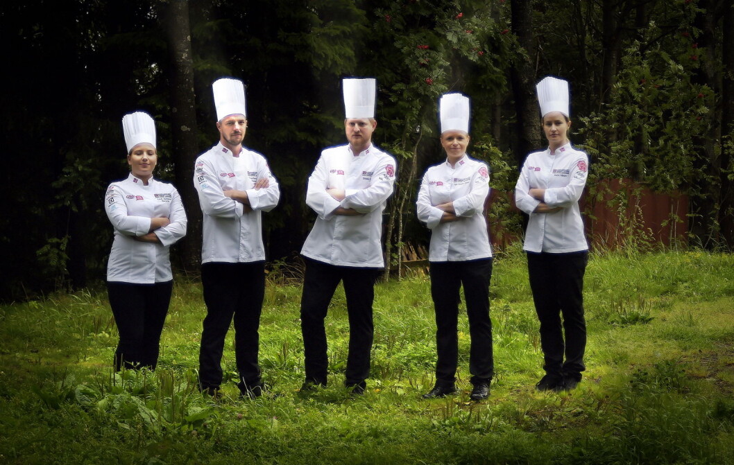 «Kokkelandslaget Community Catering». Fra venstre Lava Aarsland (Coor servicemanagment AVD equinor), Thomas Ekenes-Fosback (KAM Unilever Foodsolutions), Christian Mathiassen (matfaglig ansvarlig, Toma-gruppen), Inger Renathe Østmo (kjøkkensjef, ISS Grensesvingen) og Idunn Nilsen (matfaglig ansvarlig, 4service). Pål Gøran Anda (Stavanger universitetssykehus) var ikke til stede da bildet ble tatt. (Foto: Matbyrået Impuls, Eirik Nilssen) «Kokkelandslaget Community Catering». Fra venstre Lava Aarsland (Coor servicemanagment AVD equinor), Thomas Ekenes-Fosback (KAM Unilever Foodsolutions), Christian Mathiassen (matfaglig ansvarlig, Toma-gruppen), Inger Renathe Østmo (kjøkkensjef, ISS Grensesvingen) og Idunn Nilsen (matfaglig ansvarlig, 4service). Pål Gøran Anda (Stavanger universitetssykehus) var ikke til stede da bildet ble tatt. (Foto: Matbyrået Impuls, Eirik Nilssen)