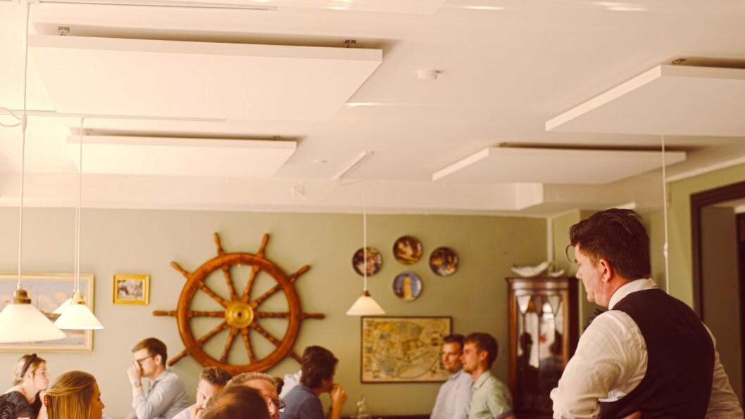 Disse lyddempende platene i taket har gjort besøket på restaurant Toldboden i København mye triveligere, forteller restaurantsjefen. (Foto: Perfekta PR) Disse lyddempende platene i taket har gjort besøket på restaurant Toldboden i København mye triveligere, forteller restaurantsjefen. (Foto: Perfekta PR)