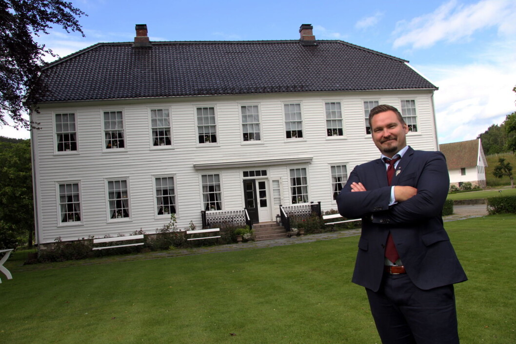 Daglig leder og hovmester Dagfinn Galdal foran hovedbygningen på Boen gård. (Foto: Morten Holt) Daglig leder og hovmester Dagfinn Galdal foran hovedbygningen på Boen gård. (Foto: Morten Holt)