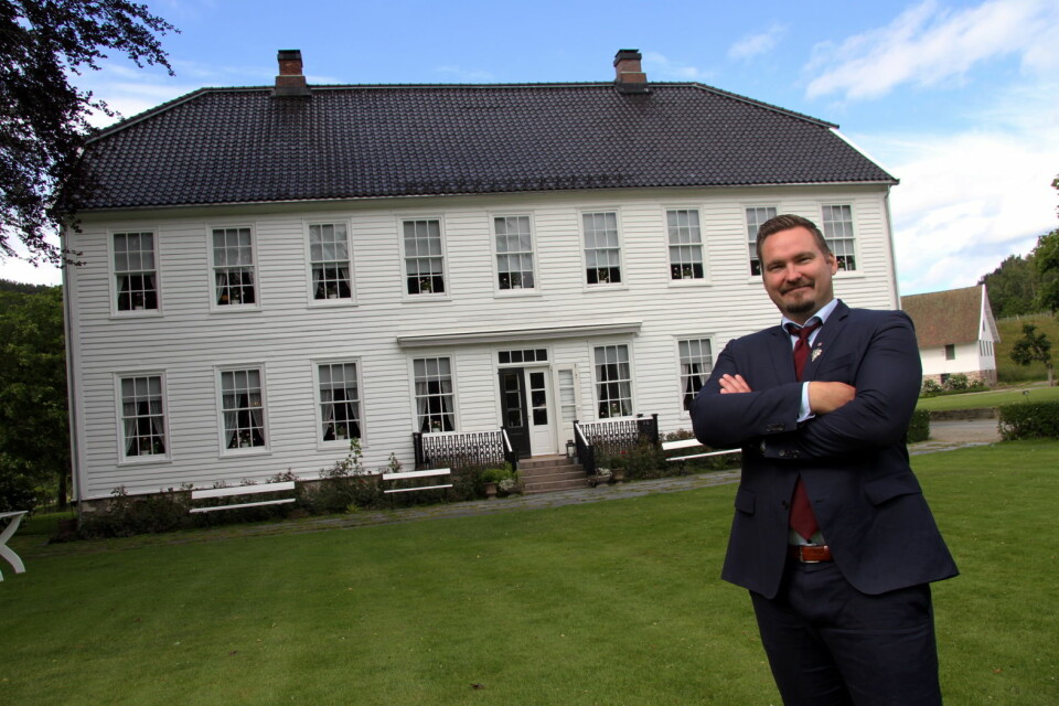 Daglig leder og hovmester Dagfinn Galdal foran hovedbygningen på Boen gård. (Foto: Morten Holt)